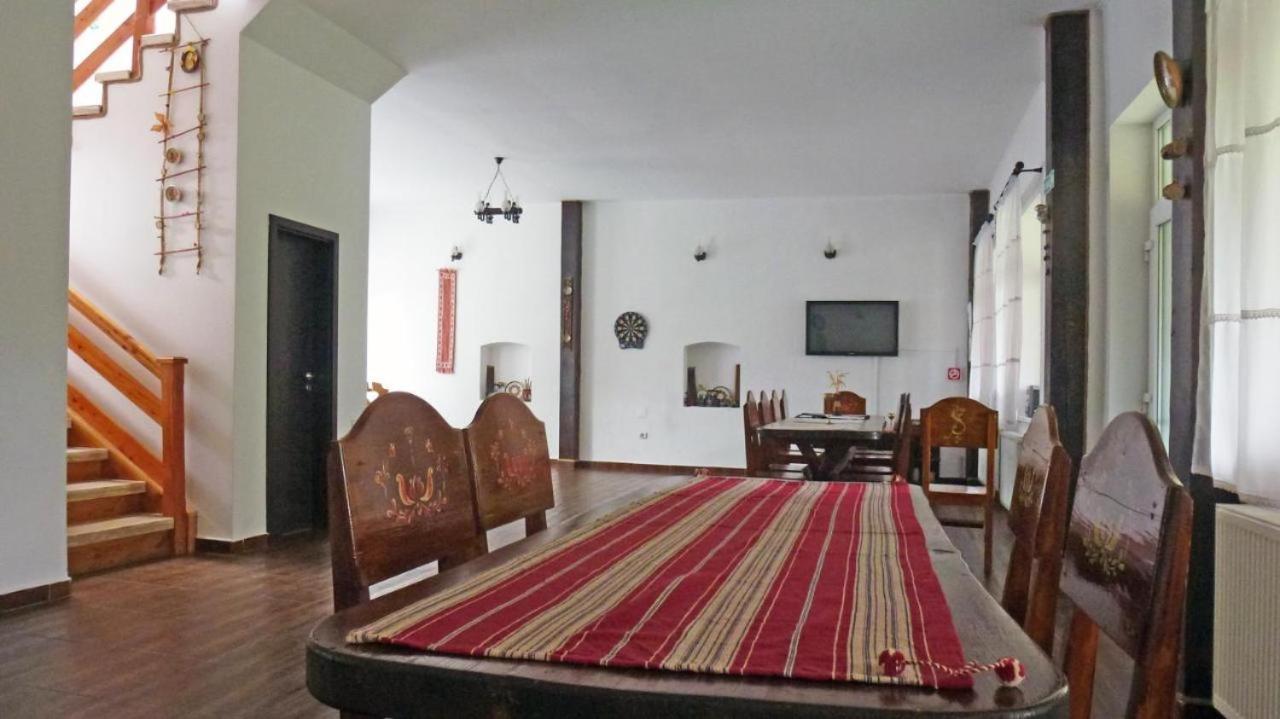 Hotel Sura Pietrei Craiului Zărneşti Exterior foto